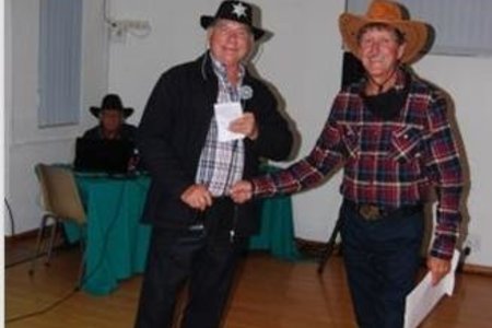 Links ontvang nuwe klublid, Jan van Zyl, sy lidmaatskapdokumente van voorsitter Philip Fourie 